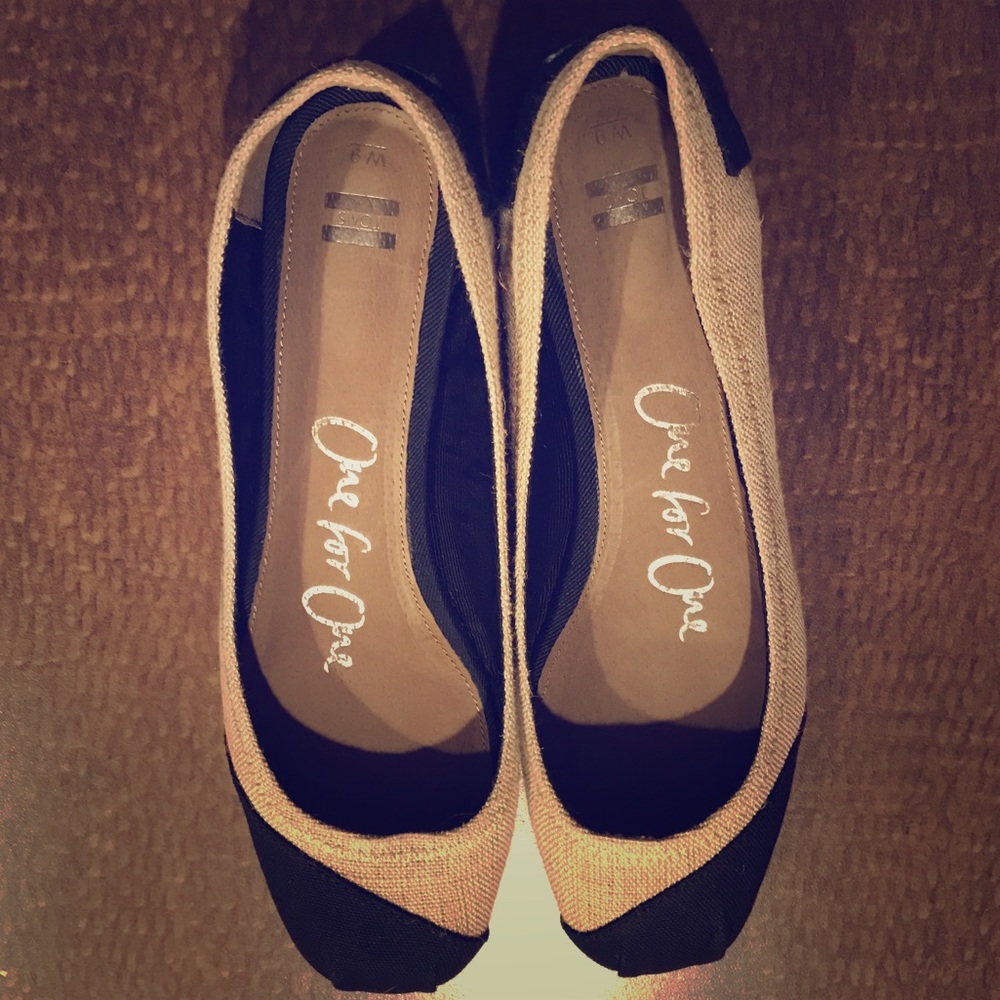 NWOT Toms burlap and black flats